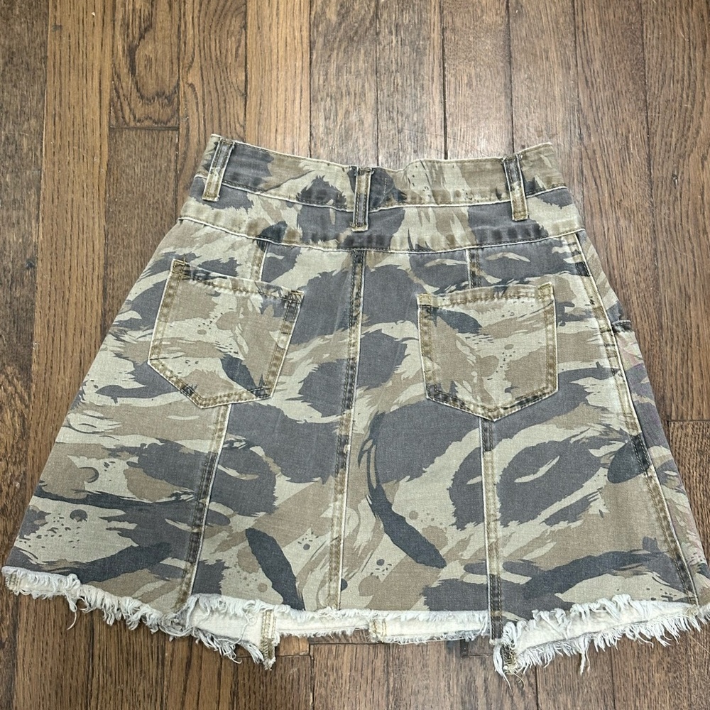 POL Camouflage Frayed Hem Skirt - Picture 2 of 3